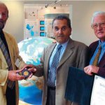 Der dritte Präsident der Frontinus-Gesellschaft, Herbert Oster (rechts) und Klaus Grewe (links), überreichen die Frontinus-Medaille an Jean Burdy in Heimbach 2002 (Foto Archiv Frontinus-Gesellschaft).